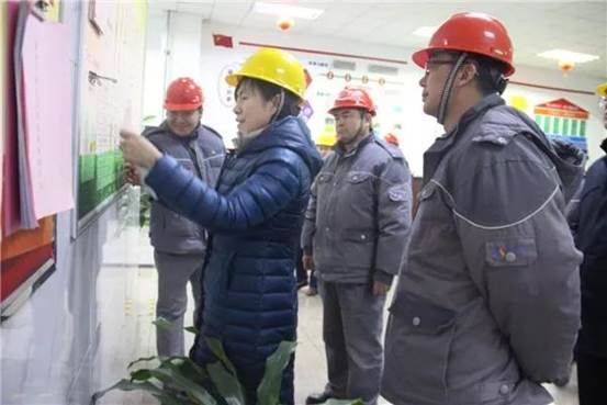 自治区国资委党委副书记、主任张红彦查看安全生产资料（尕静茹 摄)