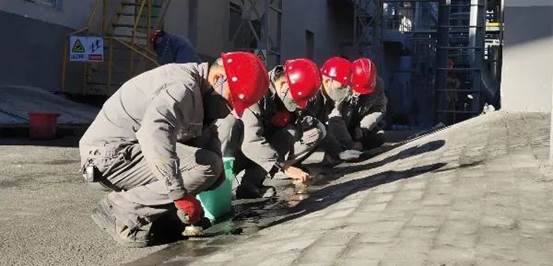中泰矿冶原料一车间青年突击队清洗路沿石 （丁耀东 摄）